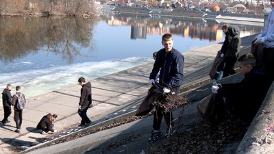 Вінницькі студенти зібрали пів сотні мішків сміття під час прибирання на березі Південного Бугу Вінницькі студенти зібрали пів сотні мішків сміття під час прибирання на березі Південного Бугу