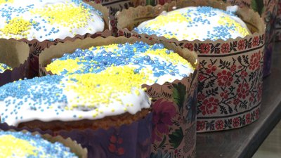 Випікають великодній хліб для воїнів та переселенців Випікають великодній хліб для воїнів та переселенців