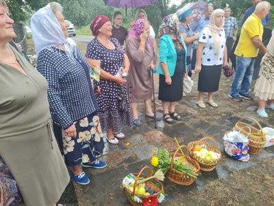Конфлікт між вірянами ПЦУ та УПЦ у селі Старосільці на Житомирщині: священнослужіння біля закритого храму Конфлікт між вірянами ПЦУ та УПЦ у селі Старосільці на Житомирщині: священнослужіння біля закритого храму