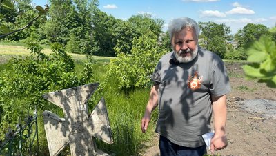 Унікальний для України: на Хмельниччині на присадибній ділянці знайшли двомовний козацький хрест 1772 року Унікальний для України: на Хмельниччині на присадибній ділянці знайшли двомовний козацький хрест 1772 року