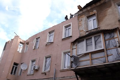"Пройшли дощі – воно не висихає": як живуть мешканці пошкодженого "шахедом" будинку в Одесі