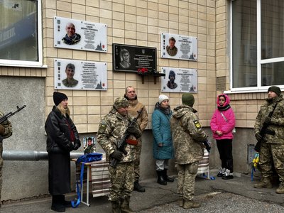 У Полтаві на 31-му ліцеї встановили меморіальні дошки двом військовослужбовцям У Полтаві на 31-му ліцеї встановили меморіальні дошки двом військовослужбовцям