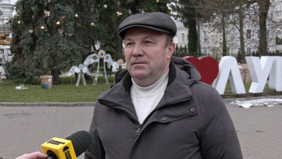 На центральній площі Луцька вбирають до свят ялинки На центральній площі Луцька вбирають до свят ялинки