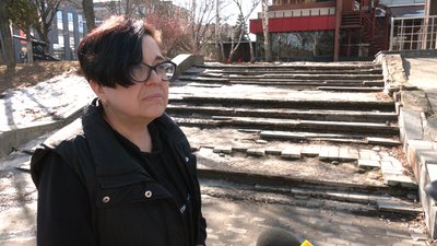 Розбиті сходи біля одного із торгових центрів Чернігова: скільки мільйонів гривень треба на їхній ремонт