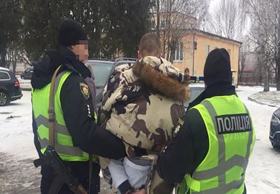 Продавали зброю в лісі – на Житомирщині викрили двох незаконних "зброярів"