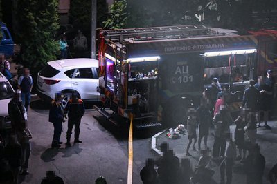 Рятувальники біля будинку на вулиці Будівельників у Чернівцях, де, ймовірно, вибухнула граната Рятувальники біля будинку на вулиці Будівельників у Чернівцях, де, ймовірно, вибухнула граната