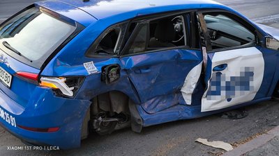 У Луцьку на проспекті Відродження BMW влетів в таксі: в однієї з машин відірвало колесо У Луцьку на проспекті Відродження BMW влетів в таксі: в однієї з машин відірвало колесо