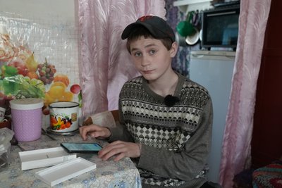 Як школяр із села на Сумщині доглядає самотню бабусю Як школяр із села на Сумщині доглядає самотню бабусю