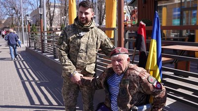 "Коли розумієш, що ти потрібен – це надихає". У Кропивницькому вручили відзнаку херсонському волонтеру дяді Гриші "Коли розумієш, що ти потрібен – це надихає". У Кропивницькому вручили відзнаку херсонському волонтеру дяді Гриші