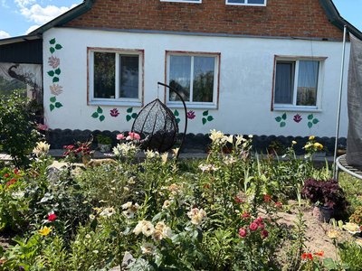 Медична сестра з Житомирщини розписала понад 50 глечиків і прикрасила сільську зупинку Медична сестра з Житомирщини розписала понад 50 глечиків і прикрасила сільську зупинку