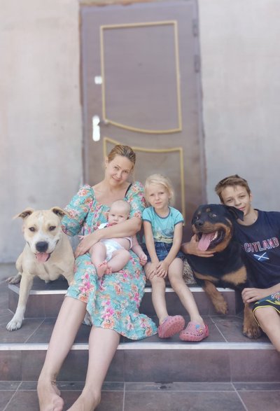 Дитинство на валізах: як війна змусила херсонські родини шукати новий дім Дитинство на валізах: як війна змусила херсонські родини шукати новий дім