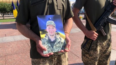 Із солдатом Максимом Лагерєвим попрощалися у Рівному Із солдатом Максимом Лагерєвим попрощалися у Рівному