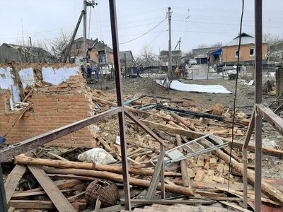 Нічна атака "шахедами" на Хмельниччині: травмована жінка, зруйновані будинки та пошкоджений трансформатор Нічна атака "шахедами" на Хмельниччині: травмована жінка, зруйновані будинки та пошкоджений трансформатор