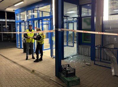 У Житомирі біля супермаркету стався вибух, травмовано шістьох людей У Житомирі біля супермаркету стався вибух, травмовано шістьох людей