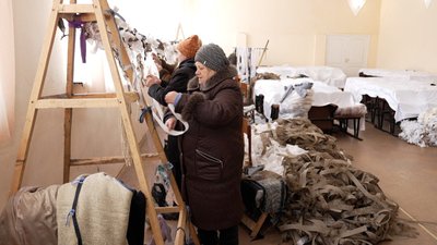 Потрібні білого кольору: на Вінниччині плетуть маскувальні сітки Потрібні білого кольору: на Вінниччині плетуть маскувальні сітки