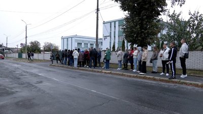 Черга біля сервісного центру МВС у Вінниці Черга біля сервісного центру МВС у Вінниці