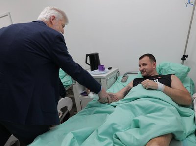 Петр Павел спілкується з військовим