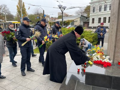 Поклали квіти та колоски до памʼятного знаку: в Одесі вшанували памʼять жертв Голодоморів Поклали квіти та колоски до памʼятного знаку: в Одесі вшанували памʼять жертв Голодоморів