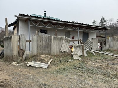 "Як ударило, то вікна посипалися". Як оговтуються жителі Токарів після ракетного обстрілу "Як ударило, то вікна посипалися". Як оговтуються жителі Токарів після ракетного обстрілу