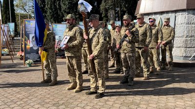 "Був сиротою, мріяв про свою сім’ю": на Рівненщині попрощалися з 20-річним солдатом Валентином Лукіним "Був сиротою, мріяв про свою сім’ю": на Рівненщині попрощалися з 20-річним солдатом Валентином Лукіним