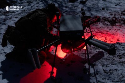 Командир екіпажу з батальйону "Щедрик" Ланкастер перевіряє вибухову частину до нічного дрона Командир екіпажу з батальйону "Щедрик" Ланкастер перевіряє вибухову частину до нічного дрона