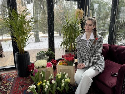 Білі, рожеві, жовті, червоні: у Полтаві продають тюльпани, аби зібрати гроші на авто для ЗСУ Білі, рожеві, жовті, червоні: у Полтаві продають тюльпани, аби зібрати гроші на авто для ЗСУ