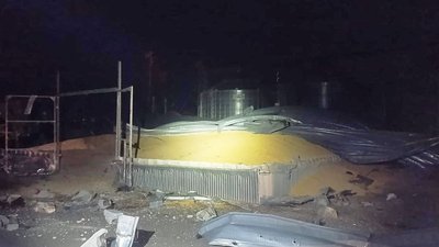 Пошкоджені адмінбудівля, ангар з технікою, сховище з зерном: армія РФ атакувала сільгосппідприємство на Чернігівщині Пошкоджені адмінбудівля, ангар з технікою, сховище з зерном: армія РФ атакувала сільгосппідприємство на Чернігівщині