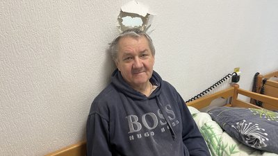 Микола Стріляний у палаті, яка зазнала пошкоджень через удар авіабомби РФ по території лікарні у Харкові Микола Стріляний у палаті, яка зазнала пошкоджень через удар авіабомби РФ по території лікарні у Харкові