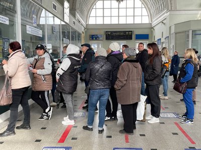 Збій онлайн-сервісів Укрзалізниці: чи є черги на залізничному вокзалі у Дніпрі Збій онлайн-сервісів Укрзалізниці: чи є черги на залізничному вокзалі у Дніпрі