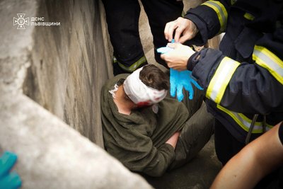 Рятувальники надають допомогу чоловіку Рятувальники надають допомогу чоловіку