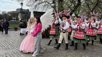 Ярмарок, майстеркласи, рожева хода: в Ужгороді триває "Сакура Фест" Ярмарок, майстеркласи, рожева хода: в Ужгороді триває "Сакура Фест"