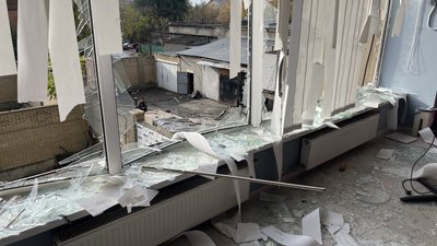 Удар безпілотника по офісній будівлі у Харкові вранці 22 жовтня, Гімназійна набережна Удар безпілотника по офісній будівлі у Харкові вранці 22 жовтня, Гімназійна набережна