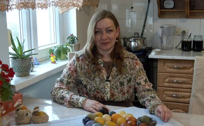 Капуста, чорниця чи квіти: лучанка використовує природні барвники для великодніх яєць Капуста, чорниця чи квіти: лучанка використовує природні барвники для великодніх яєць