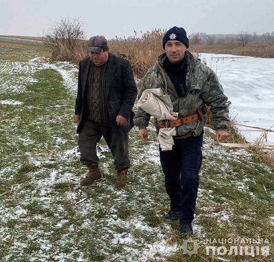 На Житомирщині поліцейський допоміг врятувати лебедя з крижаної пастки На Житомирщині поліцейський допоміг врятувати лебедя з крижаної пастки