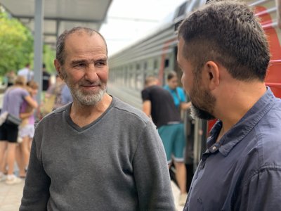 Hastalıqlar sebebinden azat etilgen, amma apishanege qaytarılğan Qırım siyasiy mabüsleriniñ ikâyeleri