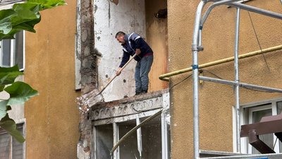Мешканець міста ліквідовує наслідки атаки у житлі Мешканець міста ліквідовує наслідки атаки у житлі