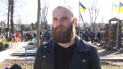 "Я звідси не піду. Це моя родина", — у Житомирі попрощалися з Героєм України Олександром Довгачем "Я звідси не піду. Це моя родина", — у Житомирі попрощалися з Героєм України Олександром Довгачем