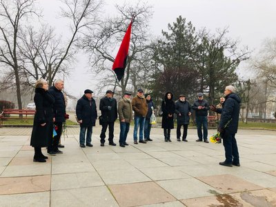 У Миколаєві ходою та покладанням квітів відзначили День Соборності України У Миколаєві ходою та покладанням квітів відзначили День Соборності України