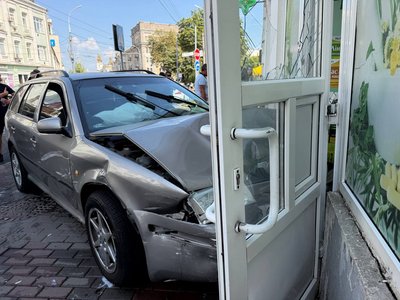 У центрі Вінниці автомобіль врізався в муніципальну аптеку: пошкоджено пам'ятку архітектури У центрі Вінниці автомобіль врізався в муніципальну аптеку: пошкоджено пам'ятку архітектури