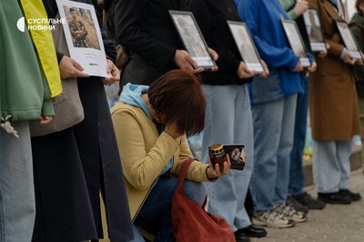 На Хрещатику зупинили рух, щоб вшанувати пам'ять загиблих військових На Хрещатику зупинили рух, щоб вшанувати пам'ять загиблих військових