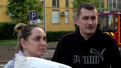 Жителі будинку на який впали уламки дрону РФ Жителі будинку на який впали уламки дрону РФ