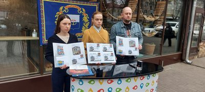 Пам'ять Маріуполя: у Хмельницькому погасили марку зі сталлю з "Азовсталі" в пекарні переселенців Пам'ять Маріуполя: у Хмельницькому погасили марку зі сталлю з "Азовсталі" в пекарні переселенців
