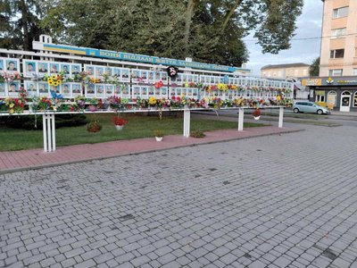 Поліція шукає винних: на Волині невідомі пошкодили пам'ятку та понищили клумби Поліція шукає винних: на Волині невідомі пошкодили пам'ятку та понищили клумби