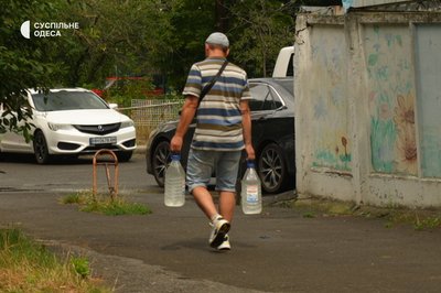 "Набираю одразу 20 літрів": як Чорноморськ живе без централізованого водопостачання після атаки РФ "Набираю одразу 20 літрів": як Чорноморськ живе без централізованого водопостачання після атаки РФ
