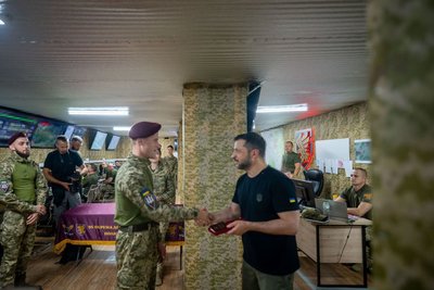Президент вручив нагороди військовим житомирської 95-ї бригади Президент вручив нагороди військовим житомирської 95-ї бригади