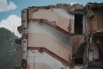 Демонтаж зруйнованого ракетою РФ будинку на вулиці Академіка Проскури у Харкові 7