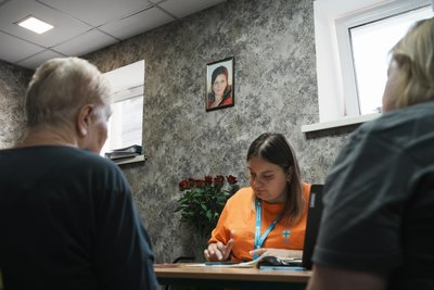 Людям надають допомогу в «Карітас Харків» поруч з куточком пам'яті Яни Жерновської Людям надають допомогу в «Карітас Харків» поруч з куточком пам'яті Яни Жерновської