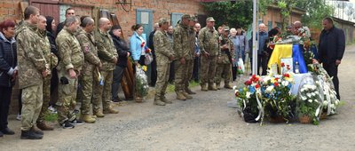 На Закарпатті попрощалися із полеглим захисником Артемом Песиком На Закарпатті попрощалися із полеглим захисником Артемом Песиком