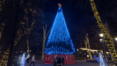 Головна ялинка міста, яку встановили вперше від початку повномасштабного вторгнення, грудень 2025 року, Хмельницький Головна ялинка міста, яку встановили вперше від початку повномасштабного вторгнення, грудень 2025 року, Хмельницький