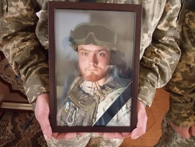 У Хмельницькому попрощалися із двома загиблими захисниками — Владиславом Кручініним та Євгеном Максимчуком У Хмельницькому попрощалися із двома загиблими захисниками — Владиславом Кручініним та Євгеном Максимчуком